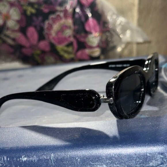 Retro Small Oval Sunglasses - Picture 4 of 10